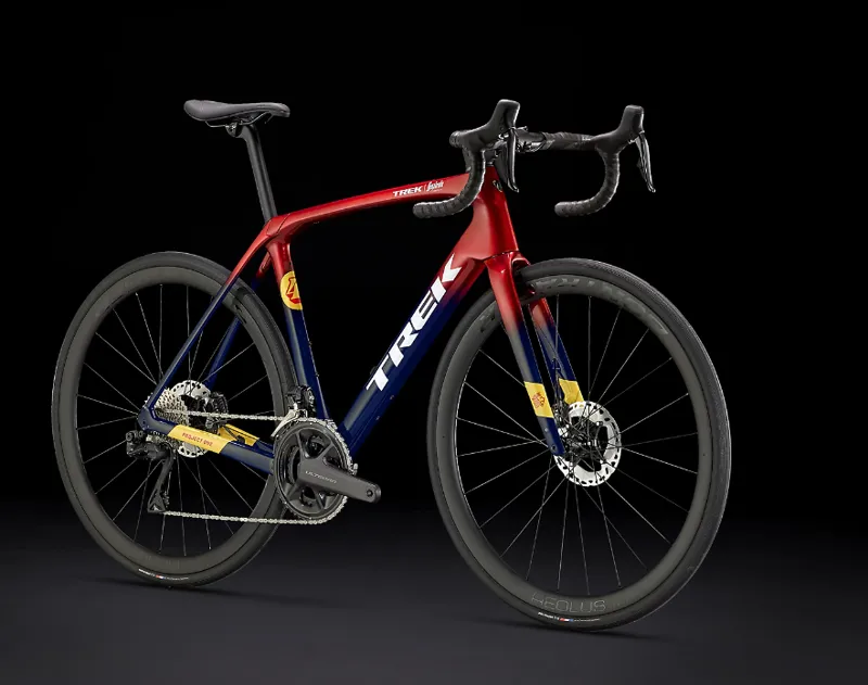 Trek Domane Slr 7 Gen 4 Carbon Road Bike 2024 in Metallic Red Smoke To Blue Fade-9